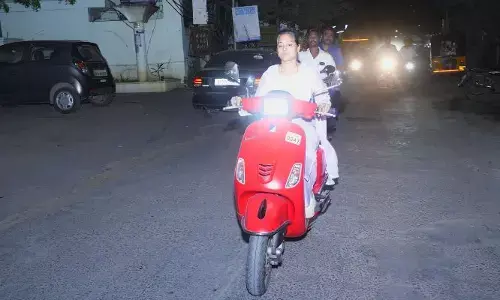 గుంటూరులో అర్ధరాత్రి గంజాయి బ్యాచ్ హల్ చల్.. స్కూటీపై వచ్చి తరిమికొట్టిన మహిళా ఎమ్మెల్యే