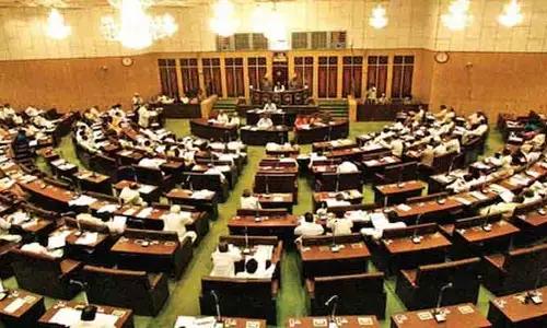 సోము వీర్రాజుపైకి దూసుకెళ్లిన వైసీపీ సభ్యులు.. మండలిలో ఉద్రిక్తత