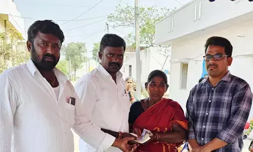 మృతి చెందిన వ్య‌క్తి కుటుంబానికి ఆర్థిక సాయం