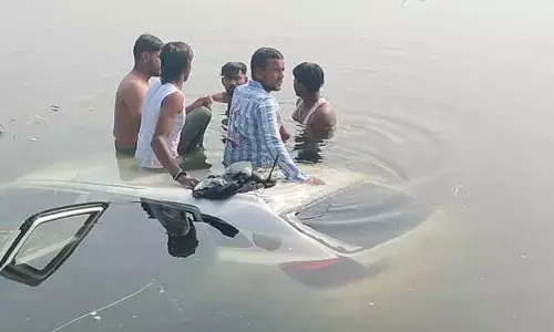 రిజ‌ర్వాయ‌ర్ లోకి దూసుకెళ్లిన కారు.. డ్రైవ‌ర్ మృతి
