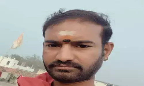 బైకు ను ఢీ కొట్టిన స్కూల్ బ‌స్సు.. వ్య‌క్తి మృతి