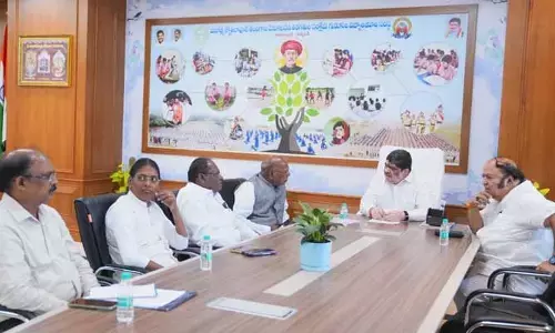 మంత్రి పొన్నం ప్రభాకర్ తో బీసీ కమిషన్ భేటీ