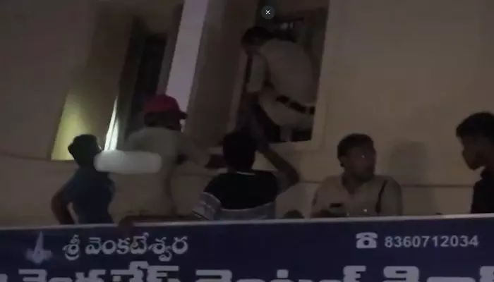 లాడ్జిలో భారీ అగ్నిప్రమాదం.. ఒకరు సజీవదహనం లాడ్జిలో భారీ అగ్నిప్రమాదం.. ఒకరు సజీవదహనం