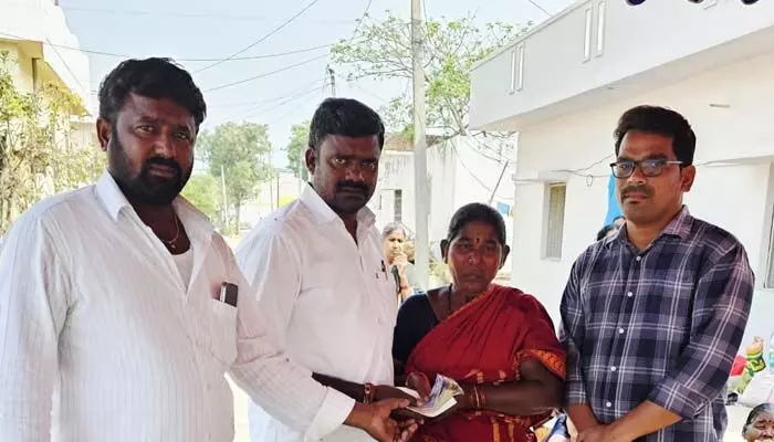 మృతి చెందిన వ్యక్తి కుటుంబానికి ఆర్థిక సాయం మృతి చెందిన వ్యక్తి కుటుంబానికి ఆర్థిక సాయం