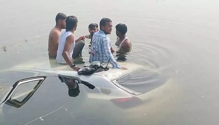 రిజర్వాయర్ లోకి దూసుకెళ్లిన కారు.. డ్రైవర్ మృతి రిజర్వాయర్ లోకి దూసుకెళ్లిన కారు.. డ్రైవర్ మృతి