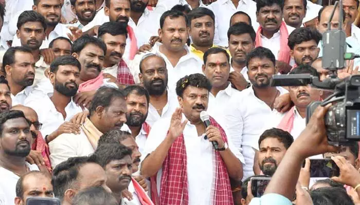 రోజూ తిరుమల ఆలయాన్ని తెరిచేది యాదవుడే: మాజీమంత్రి తలసాని కీలక వ్యాఖ్యలు రోజూ తిరుమల ఆలయాన్ని తెరిచేది యాదవుడే: మాజీమంత్రి తలసాని కీలక వ్యాఖ్యలు