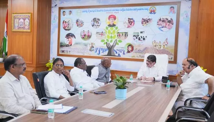 మంత్రి పొన్నం ప్రభాకర్ తో బీసీ కమిషన్ భేటీ మంత్రి పొన్నం ప్రభాకర్ తో బీసీ కమిషన్ భేటీ