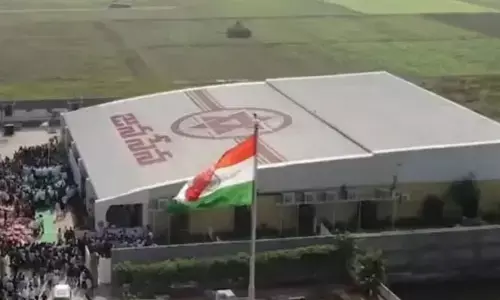 జనసేన పార్టీ కార్యాలయంలో వ్యక్తి హల్‌చల్‌.. ఇనుప రాడ్డుతో కార్లు ధ్వంసం