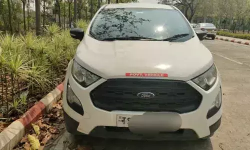 మానుకోటలో అధికారుల అద్దె కార్ల దందా..!