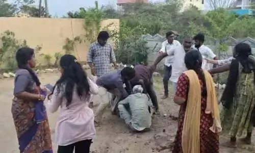 ప్రేమ వివాహం చేసుకున్నాడ‌ని యువ‌కుడిపై క‌త్తుల‌తో దాడి