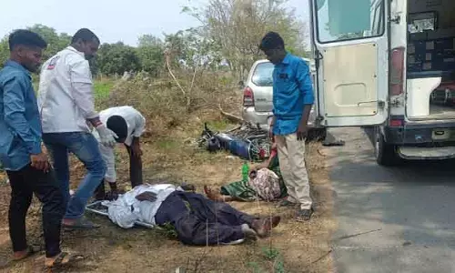 రోడ్డు ప్ర‌మాదంలో భ‌ర్త మృతి.. భార్య‌కు తీవ్ర గాయాలు