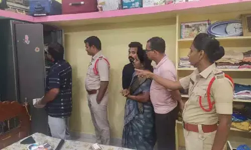 విధుల్లో పోలీస్.. ఇంట్లో దొంగ