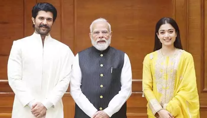 ప్రధాని మోదీని కలిసిన విజయ్, రష్మిక.. రిసెప్షన్కు ఆహ్వానం అందజేత ప్రధాని మోదీని కలిసిన విజయ్, రష్మిక.. రిసెప్షన్కు ఆహ్వానం అందజేత