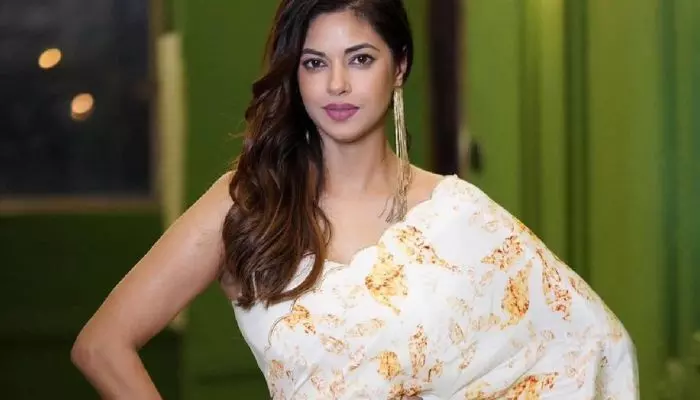 రీఎంట్రీ ఇచ్చిన బంగారం బ్యూటీ.. కానీ హీరోయిన్గా కాదు రీఎంట్రీ ఇచ్చిన బంగారం బ్యూటీ.. కానీ హీరోయిన్గా కాదు
