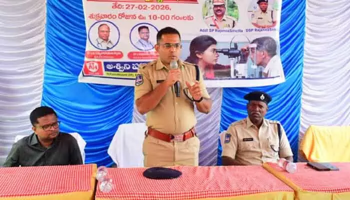 డ్రైవర్లు రోడ్డు భద్రత నియమాలు తప్పక పాటించాలి : ఎస్పీ మహేష్ బి. గితే డ్రైవర్లు రోడ్డు భద్రత నియమాలు తప్పక పాటించాలి : ఎస్పీ మహేష్ బి. గితే