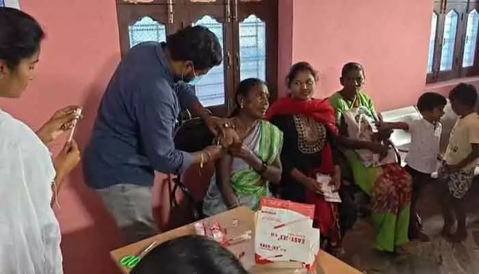 గేదెను కరిచిన వీధి కుక్క.. వారంతా ఆసుపత్రిలో క్యూ..! గేదెను కరిచిన వీధి కుక్క.. వారంతా ఆసుపత్రిలో క్యూ..!