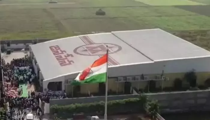 జనసేన పార్టీ కార్యాలయంలో వ్యక్తి హల్చల్.. ఇనుప రాడ్డుతో కార్లు ధ్వంసం జనసేన పార్టీ కార్యాలయంలో వ్యక్తి హల్చల్.. ఇనుప రాడ్డుతో కార్లు ధ్వంసం