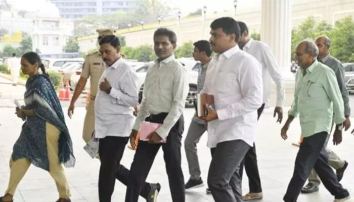 సచివాలయంలో మాజీ మావోయిస్టులకు సాదర స్వాగతం.. గతంలో ఎంట్రీ ఉండేది కాదు! సచివాలయంలో మాజీ మావోయిస్టులకు సాదర స్వాగతం.. గతంలో ఎంట్రీ ఉండేది కాదు!