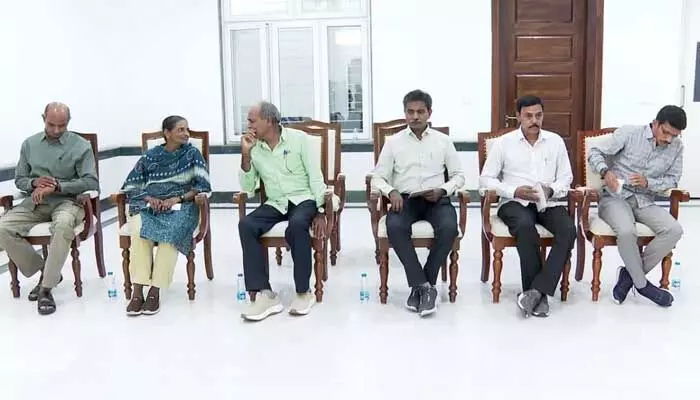 ముగిసిన భేటీ.. రేవంత్ సర్కార్ను ప్రశంసించిన ‘దేవ్జీ’ ముగిసిన భేటీ.. రేవంత్ సర్కార్ను ప్రశంసించిన ‘దేవ్జీ’