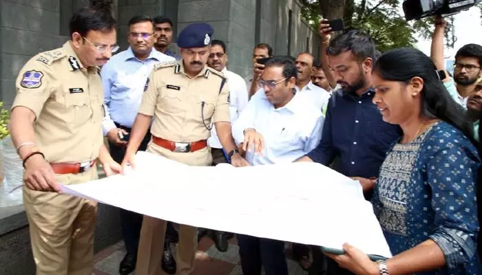 సిగ్నల్ ఫ్రీ జంక్షన్లు తీసుకురావడమే లక్ష్యం.. పనులను పరిశీలించిన సీపీ సజ్జనార్, అధికారుల బృందం సిగ్నల్ ఫ్రీ జంక్షన్లు తీసుకురావడమే లక్ష్యం.. పనులను పరిశీలించిన సీపీ సజ్జనార్, అధికారుల బృందం
