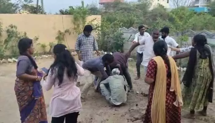 ప్రేమ వివాహం చేసుకున్నాడని యువకుడిపై కత్తులతో దాడి ప్రేమ వివాహం చేసుకున్నాడని యువకుడిపై కత్తులతో దాడి
