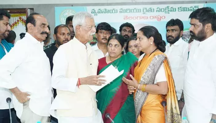 ‘రైతుల భూములు రాయించుకుంటున్నారు’.. కల్వకుంట్ల కవిత కీలక డిమాండ్ ‘రైతుల భూములు రాయించుకుంటున్నారు’.. కల్వకుంట్ల కవిత కీలక డిమాండ్