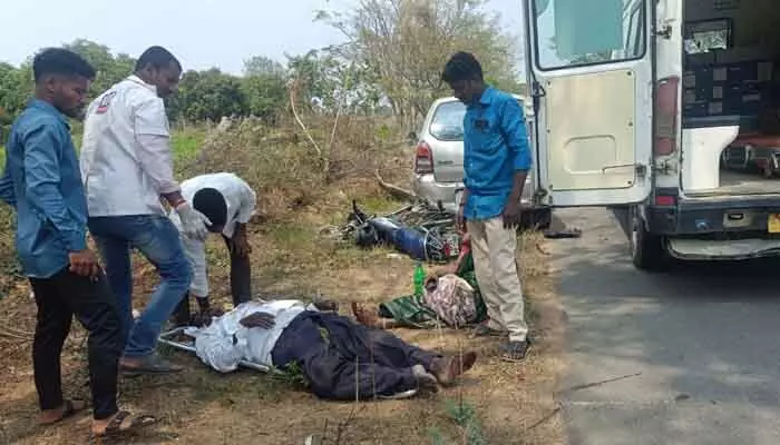 రోడ్డు ప్రమాదంలో భర్త మృతి.. భార్యకు తీవ్ర గాయాలు రోడ్డు ప్రమాదంలో భర్త మృతి.. భార్యకు తీవ్ర గాయాలు