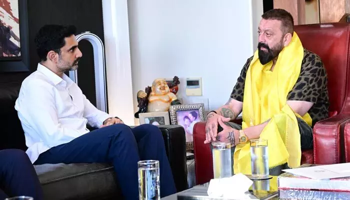బాలీవుడ్ స్టార్ హీరో సంజయ్దత్తో మంత్రి లోకేశ్ భేటీ : ఫిలిం సిటీ నిర్మాణంపై కీలక చర్చ బాలీవుడ్ స్టార్ హీరో సంజయ్దత్తో మంత్రి లోకేశ్ భేటీ : ఫిలిం సిటీ నిర్మాణంపై కీలక చర్చ