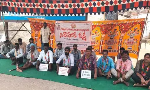 ఆల‌యంలో అవ‌మానం.. నిర‌స‌న‌కు దిగిన ర‌జ‌కులు