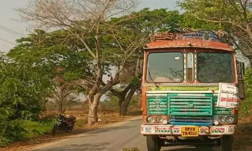 అదుపుతప్పిన రేషన్ బియ్యం సరఫరా చేసే లారీ