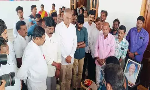 గాదె ఇన్నయ్య కుటుంబ సభ్యులను పరామర్శించిన హరీశ్ రావు
