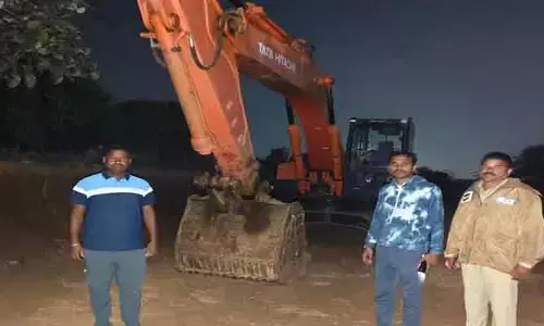అక్రమ గ్రావెల్ తవ్వకాల పై మెరుపుదాడి