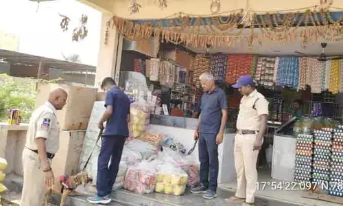 మత్తు పదార్థాల నిల్వలపై డాగ్ స్క్వాడ్‌తో తనిఖీలు