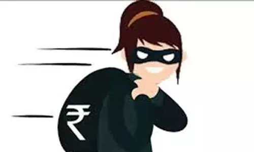 బ్యాంక్‌లోనే రూ.50వేలు ఎత్తుకెళ్లిన మహిళ.. సీసీ కెమెరాలో రికార్డైన దృశ్యాలు