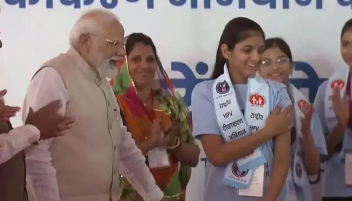 దేశవ్యాప్త హెచ్పివి (HPV) వ్యాక్సినేషన్ను ప్రారంభించిన ప్రధాని మోడీ దేశవ్యాప్త హెచ్పివి (HPV) వ్యాక్సినేషన్ను ప్రారంభించిన ప్రధాని మోడీ