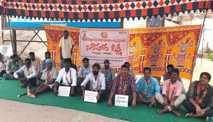 ఆలయంలో అవమానం.. నిరసనకు దిగిన రజకులు ఆలయంలో అవమానం.. నిరసనకు దిగిన రజకులు