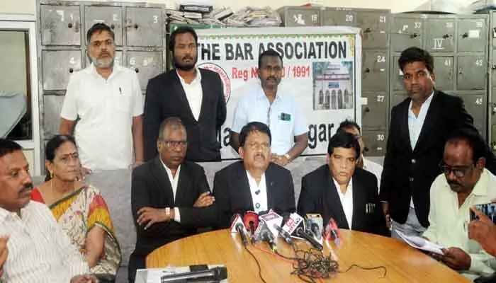 ప్రభుత్వాన్ని ఒప్పించిన పాలమూరు అడ్వకేట్లు ప్రభుత్వాన్ని ఒప్పించిన పాలమూరు అడ్వకేట్లు