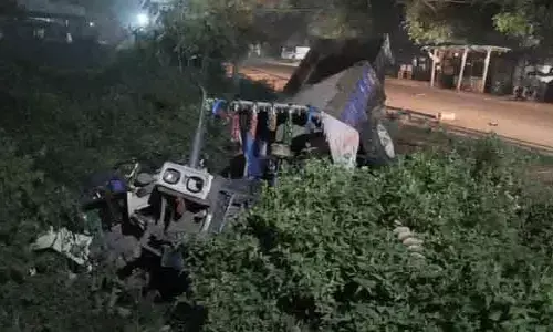 ఇసుక ట్రాక్టర్ బోల్తా.. డ్రైవర్ అక్కడికక్కడే మృతి