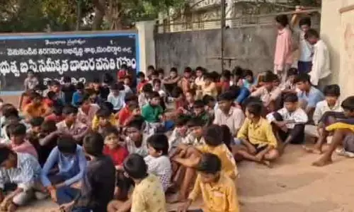 సరిపడా భోజనం పెట్టడం లేదు.. హాస్టల్ గేటు బయట విద్యార్థుల ఆందోళన