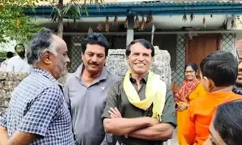 స్వస్థలానికి వచ్చిన మల్లోజుల.. ఇరుగుపొరుగుతో ముచ్చట