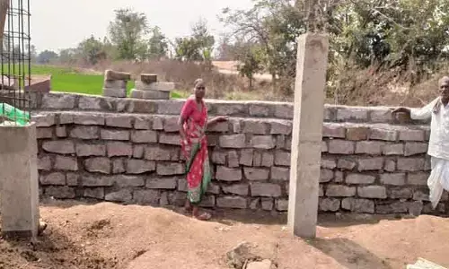 ఇందిరమ్మ ఇంటి నిర్మాణానికి నీటి కటకట