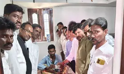 పాముకాటుకు గురైన వ్య‌క్తికి స్నేహితులు ఆర్థిక స‌హాయం