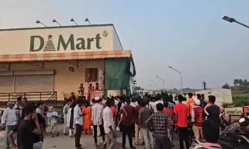 జగిత్యాల డీ మార్ట్ లో ఉద్రిక్తత