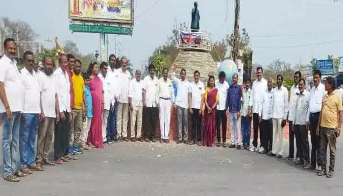 మాదిగ అమరవీరులకు ఘన నివాళి.. కొవ్వొత్తుల ప్రదర్శన మాదిగ అమరవీరులకు ఘన నివాళి.. కొవ్వొత్తుల ప్రదర్శన
