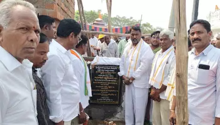 దళారుల ప్రమేయం లేకుండా ఇందిరమ్మ బిల్లులు : మంత్రి అడ్లూరి లక్ష్మణ్ కుమార్ దళారుల ప్రమేయం లేకుండా ఇందిరమ్మ బిల్లులు : మంత్రి అడ్లూరి లక్ష్మణ్ కుమార్