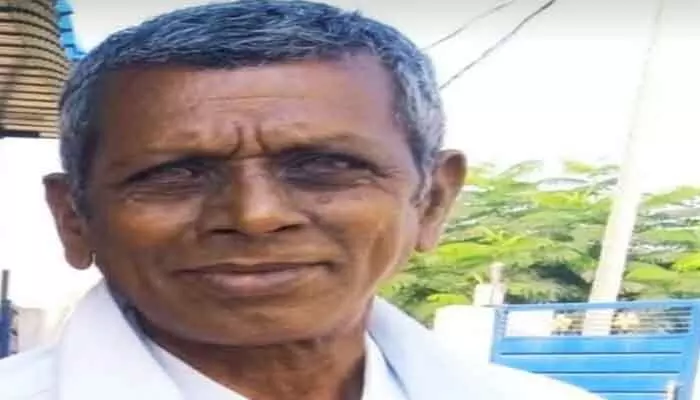 బైకు పై నుంచి పడి వ్యక్తి మృతి బైకు పై నుంచి పడి వ్యక్తి మృతి