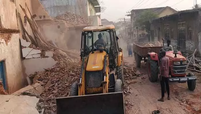 కూల్చివేతలు సాగేనా? ఆగేనా? కూల్చివేతలు సాగేనా? ఆగేనా?