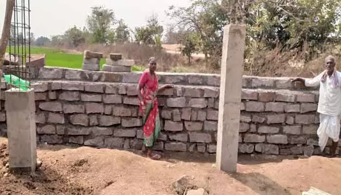 ఇందిరమ్మ ఇంటి నిర్మాణానికి నీటి కటకట ఇందిరమ్మ ఇంటి నిర్మాణానికి నీటి కటకట