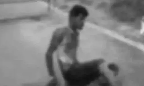 ప్రియురాలి ఇంటి ముందు దారుణం..  యువకుడు ఆత్మహత్యయత్నం