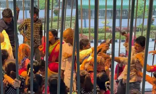 Fight between devotees in Tirumala queue